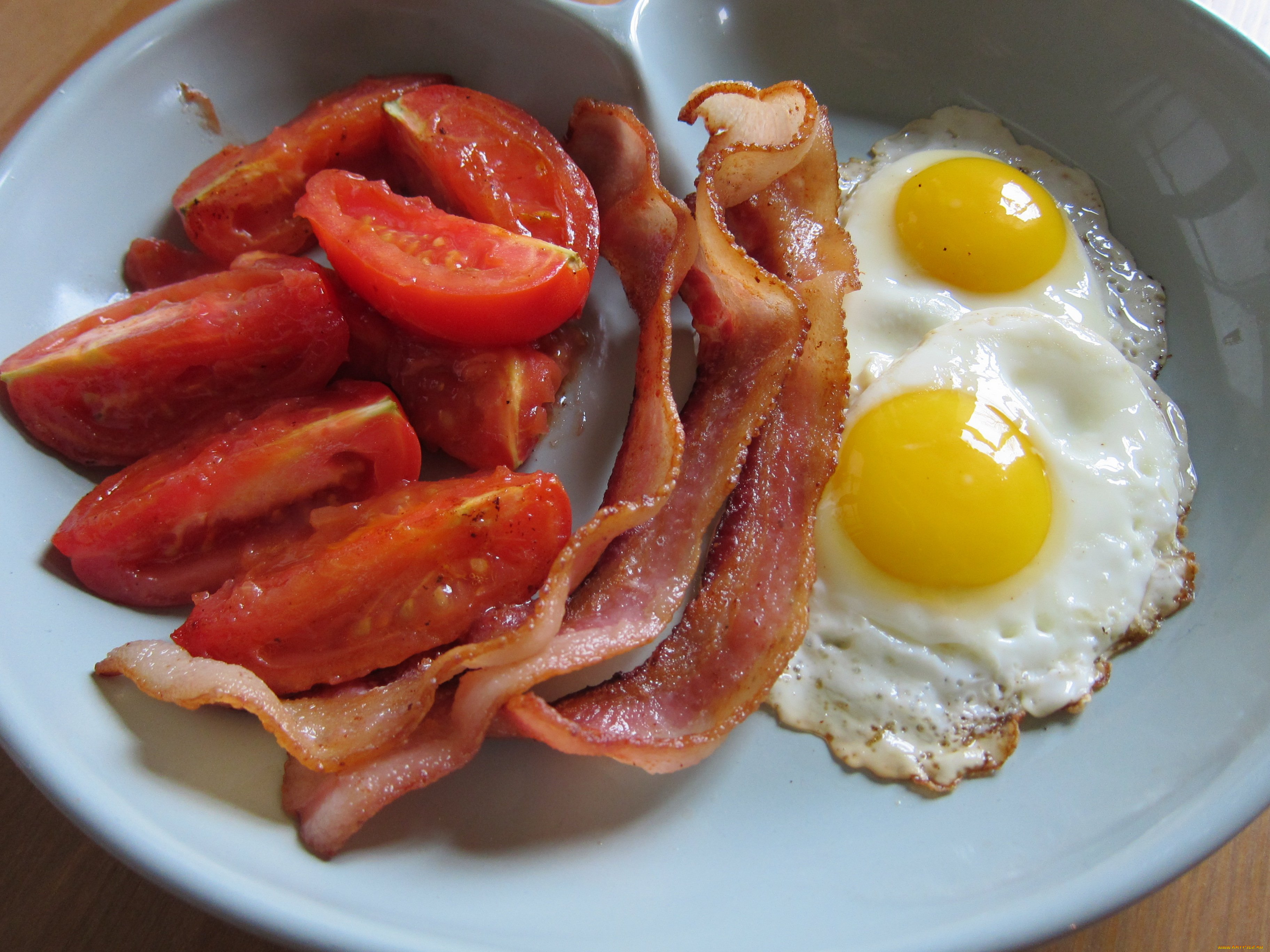Вкусные жареные яйца. Яичница глазунья с беконом и помидорами. Яичница глазунья с беконом. Завтрак яичница с беконом. Вкусный завтрак яичница с беконом.