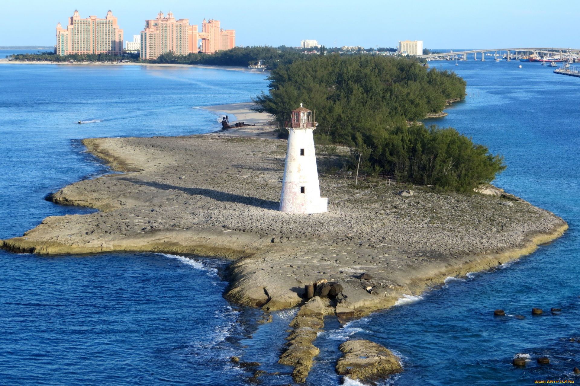 lighthouse, on, island, at, nassau, in, the, bahamas, природа, маяки, lighthouse, on, island, at, nassau, in, the, bahamas