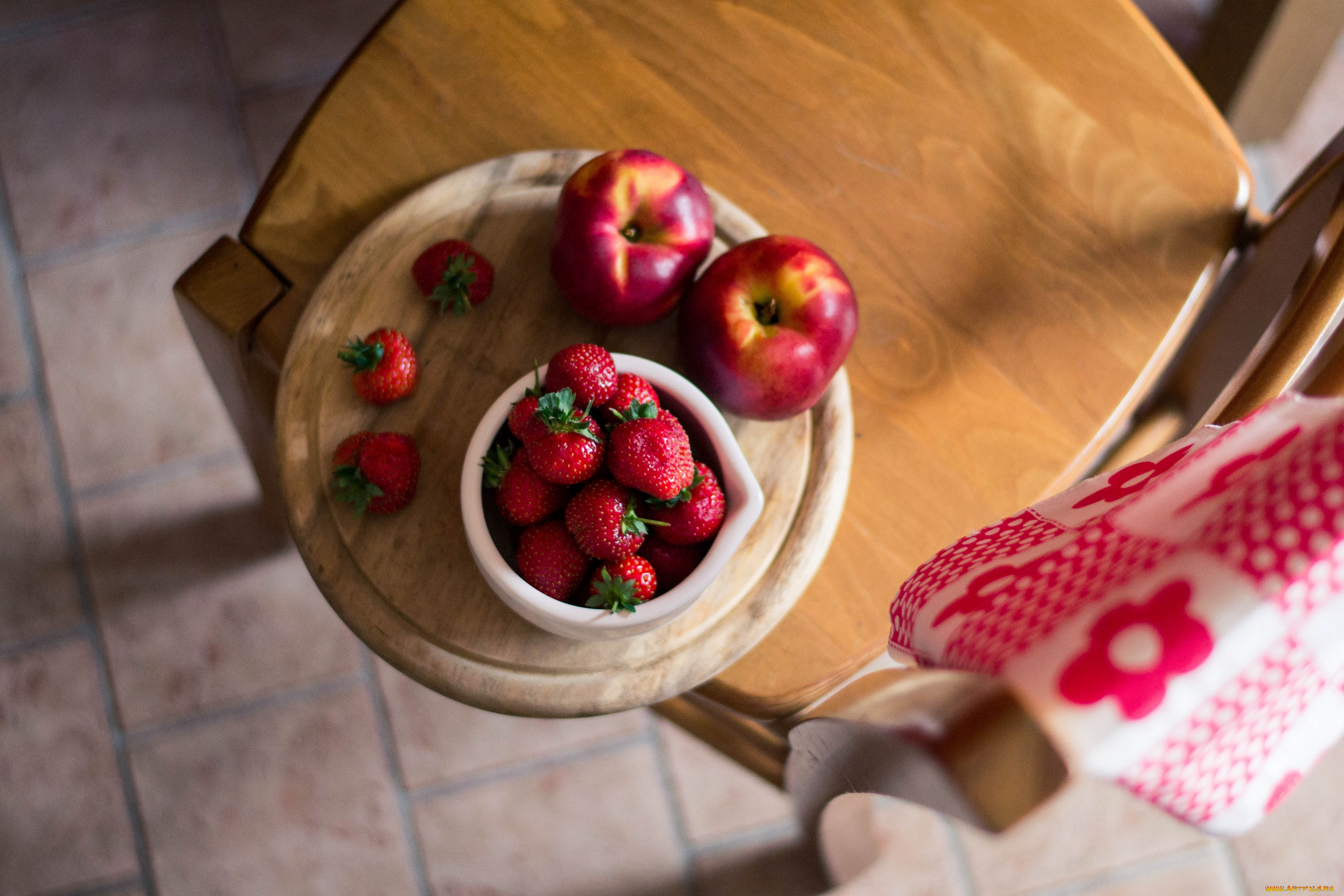 еда, фрукты, ягоды, полотенце, стул, яблоки, клубника
