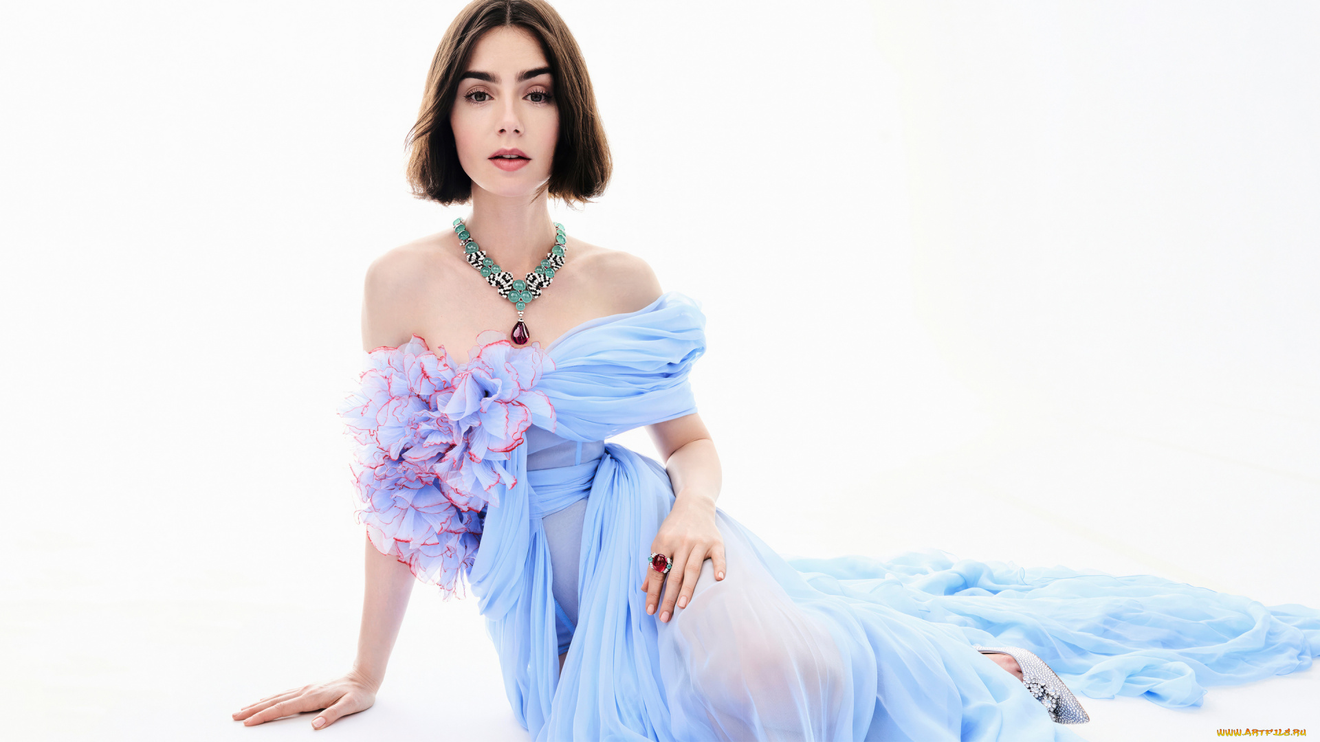 lily, collins, in, cartier, for, bazaar, thailand`s, `beyond, the, spotlight`, by, benjamin, becker, 2024, девушки, lily, collins, лили, коллинз, платьe, от, сartier, для, фильма, бенджамин, беккер, beyond, the, spotlight, bazaar, thailand, актриса