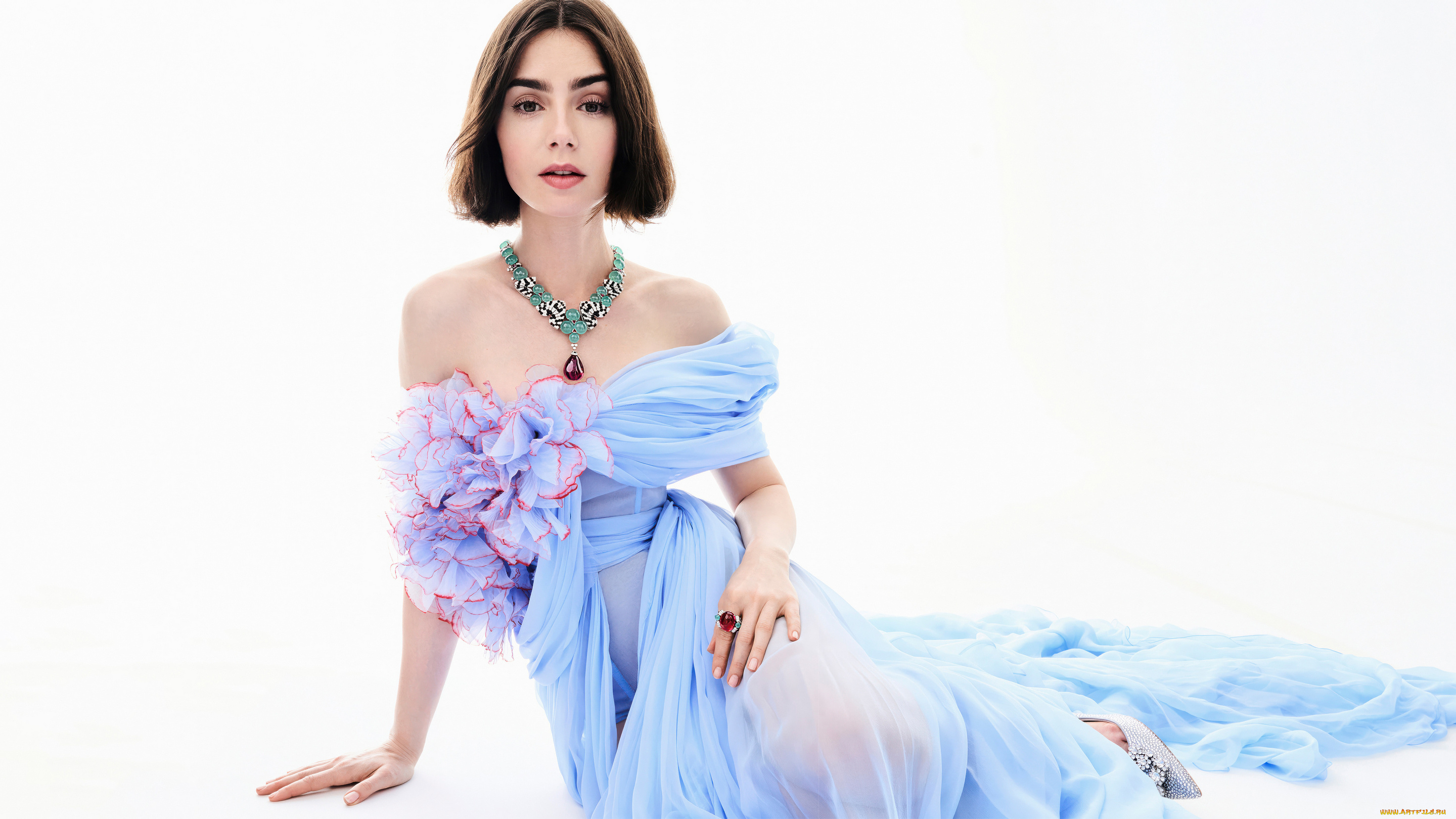 lily, collins, in, cartier, for, bazaar, thailand`s, `beyond, the, spotlight`, by, benjamin, becker, 2024, девушки, lily, collins, лили, коллинз, платьe, от, сartier, для, фильма, бенджамин, беккер, beyond, the, spotlight, bazaar, thailand, актриса