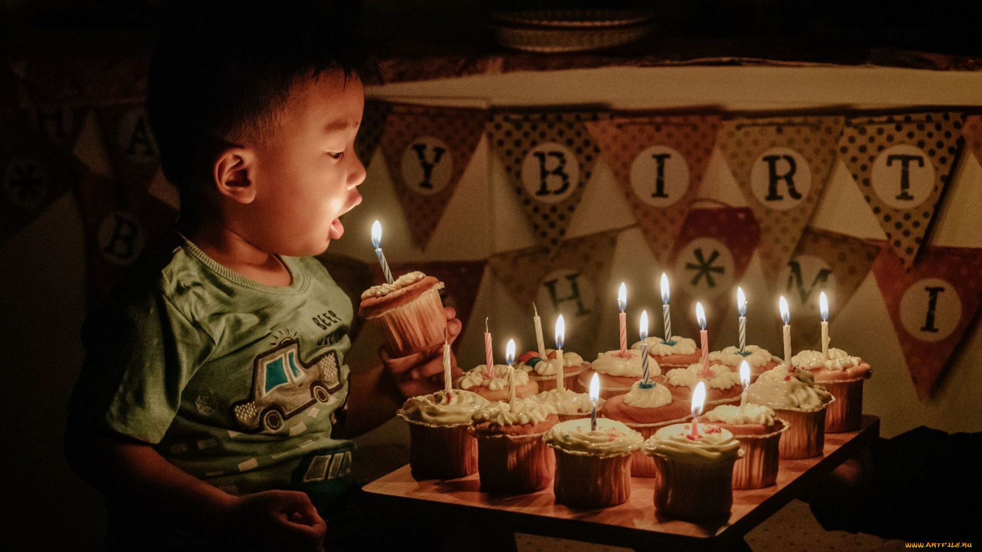 праздничные, день, рождения, мальчик, кексы, свечи, огоньки