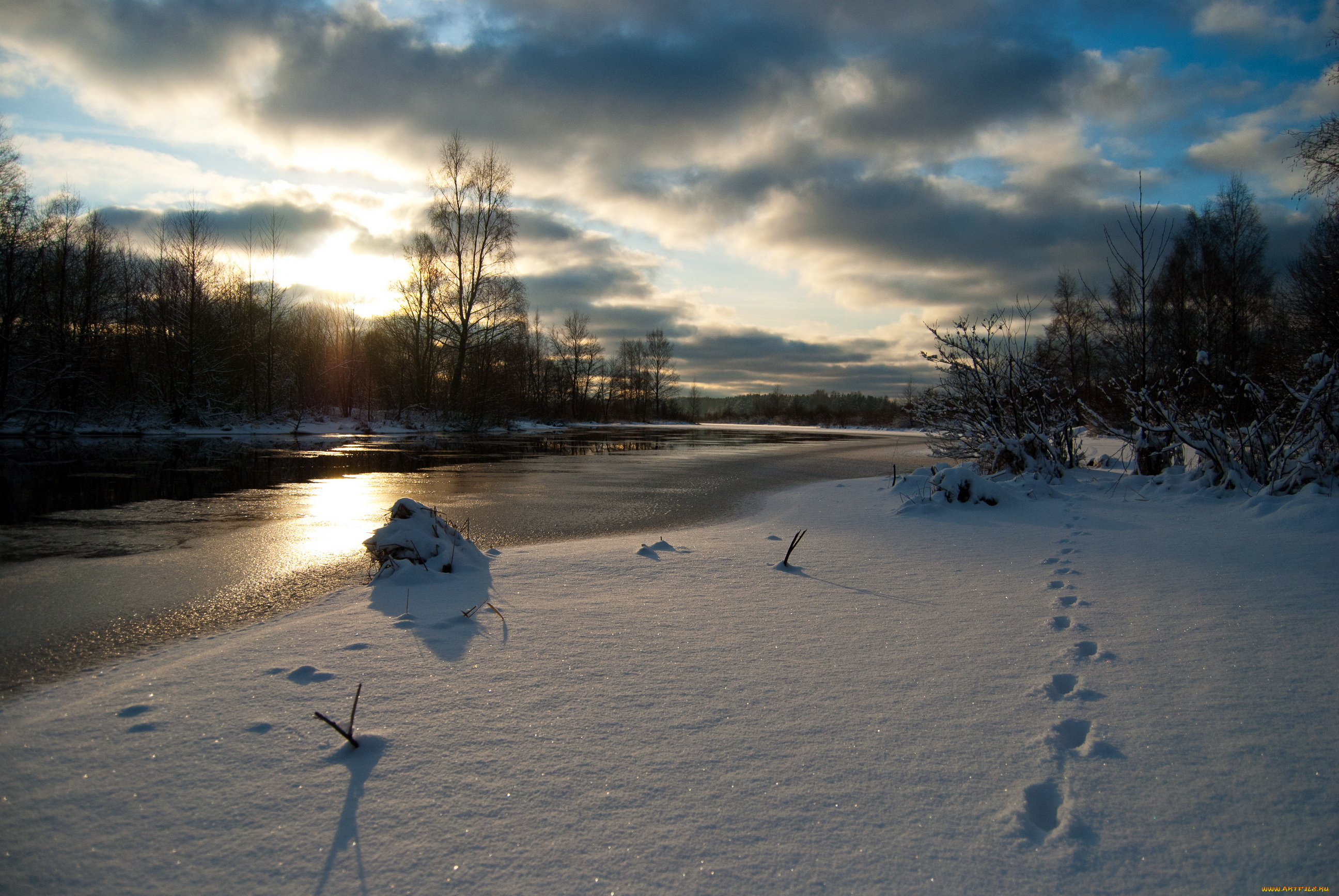 Река снежный сугроб. Зима река. Река зимой. Река Снежная. Берег реки зимой.