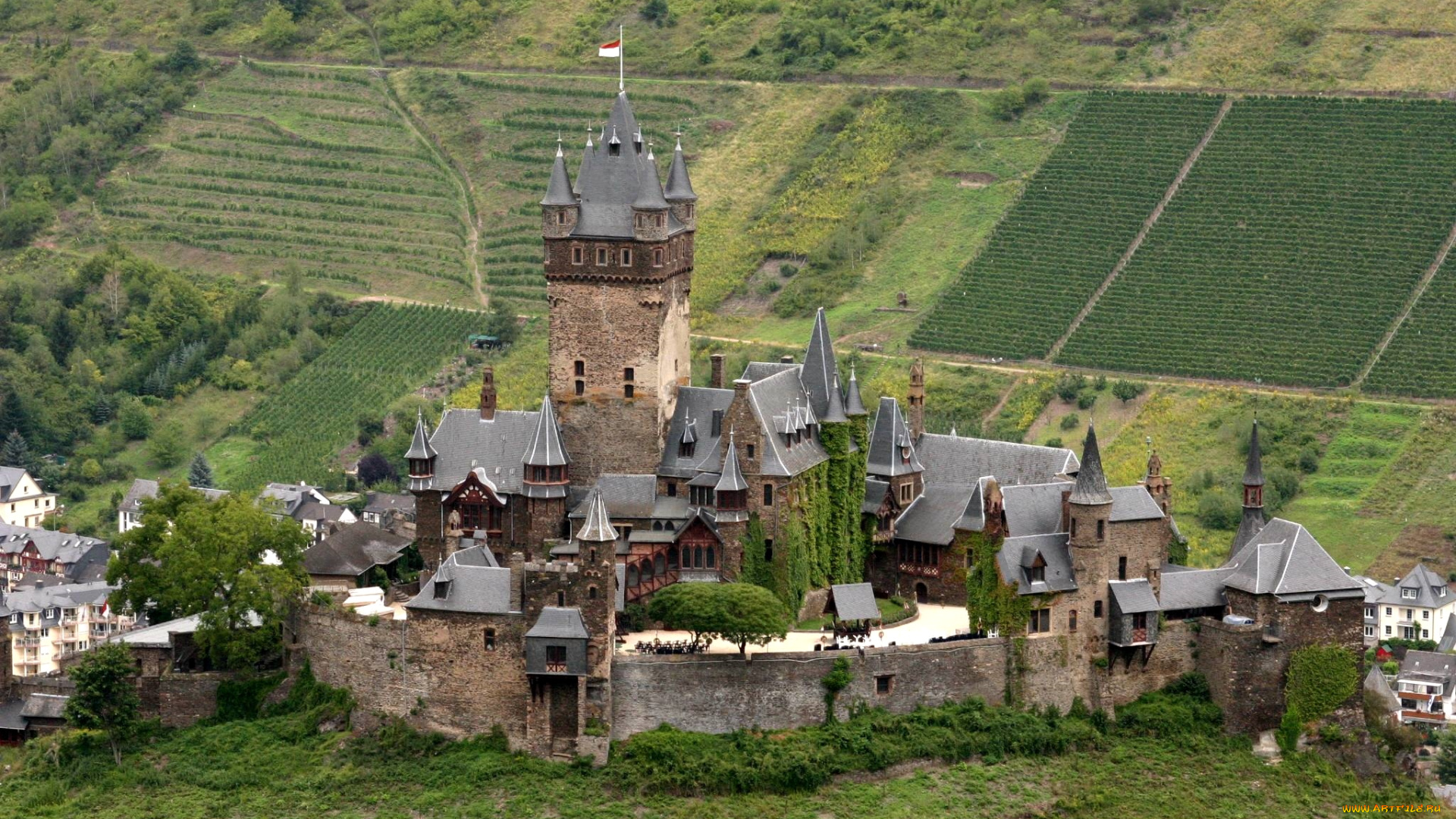 Reichsburg Castle, Mosel Valley, Germany скачать