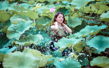 Картинка девушки -+азиатки азиатка лотосы вода листья