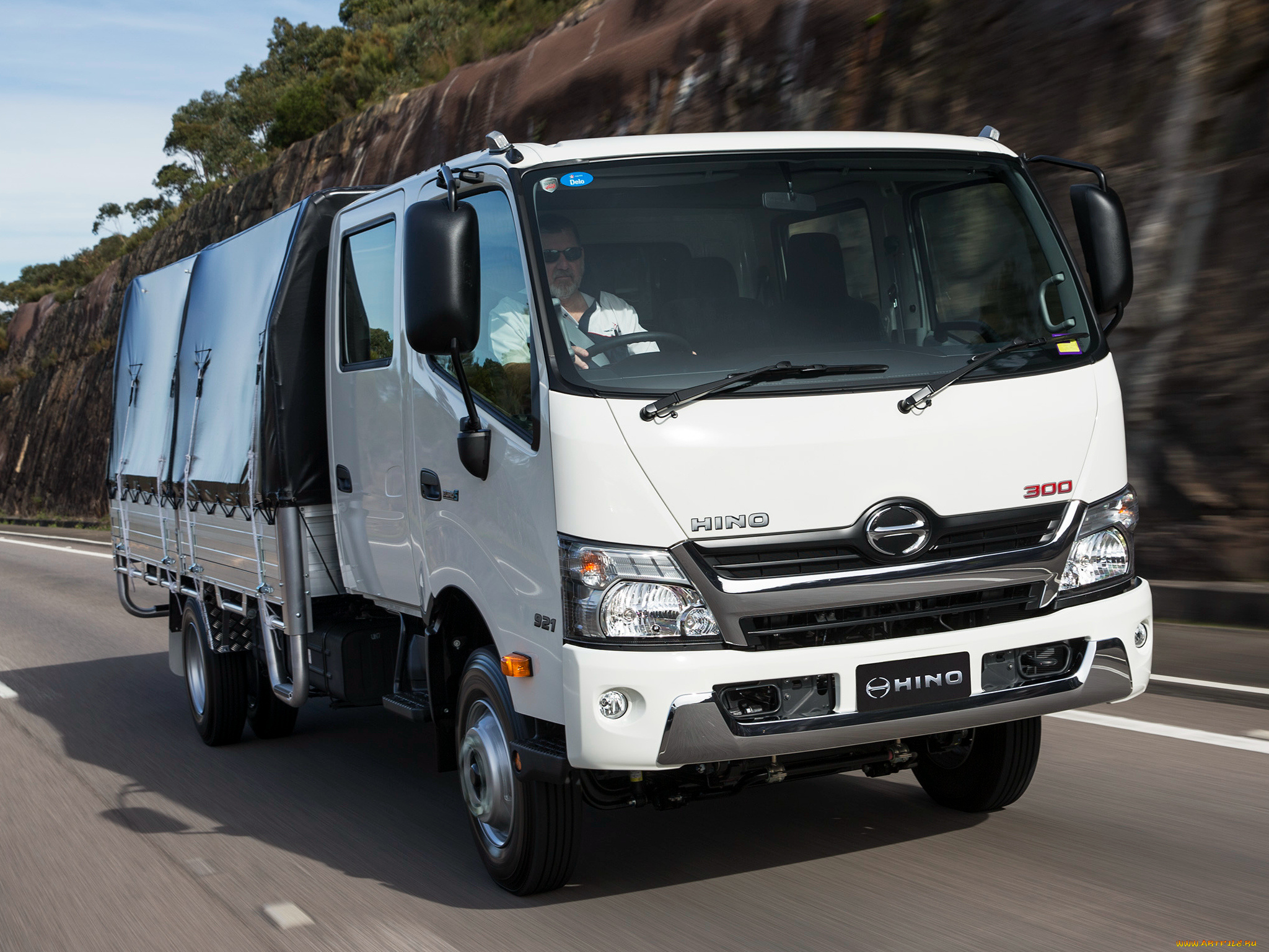 Автомобиль hino. Hino 300. Toyota Hino. Авто Хино 300. Хино 300 Crew Cab.