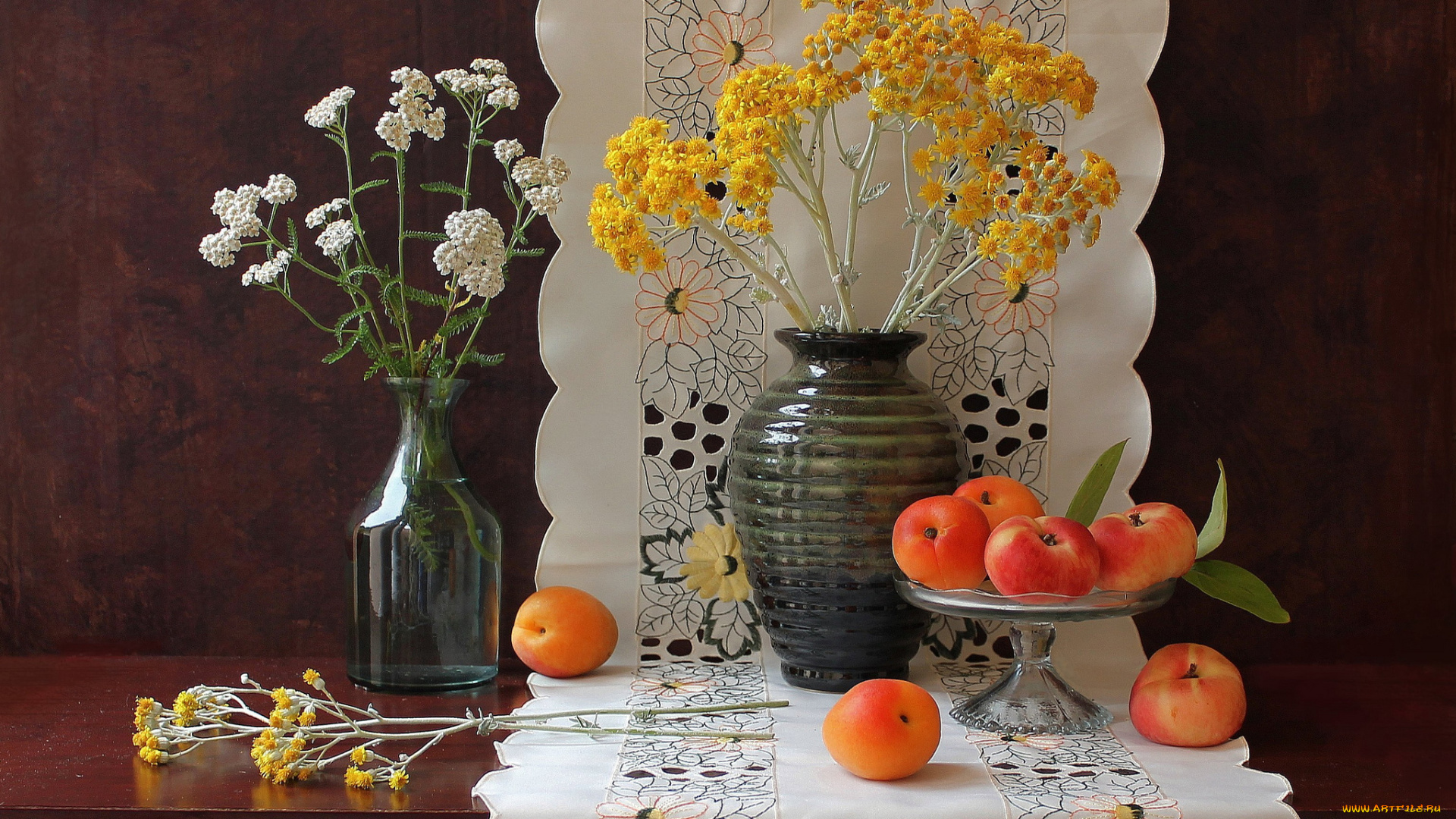 еда, персики, сливы, абрикосы, натюрморт, салфетка, ваза, цветы