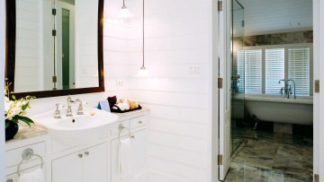 Картинка интерьер ванная+и+туалетная+комнаты жалюзи умывальник ванна светильник цветы окно дверь зеркало тумба