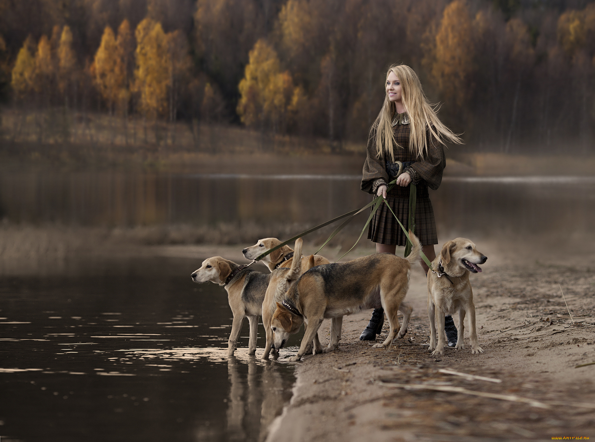 Русский собак девочки. Девушка с собакой. Фотосессия прогулка с собакой. Прогулка с собакой в лесу. Девушка с собакой в лесу.