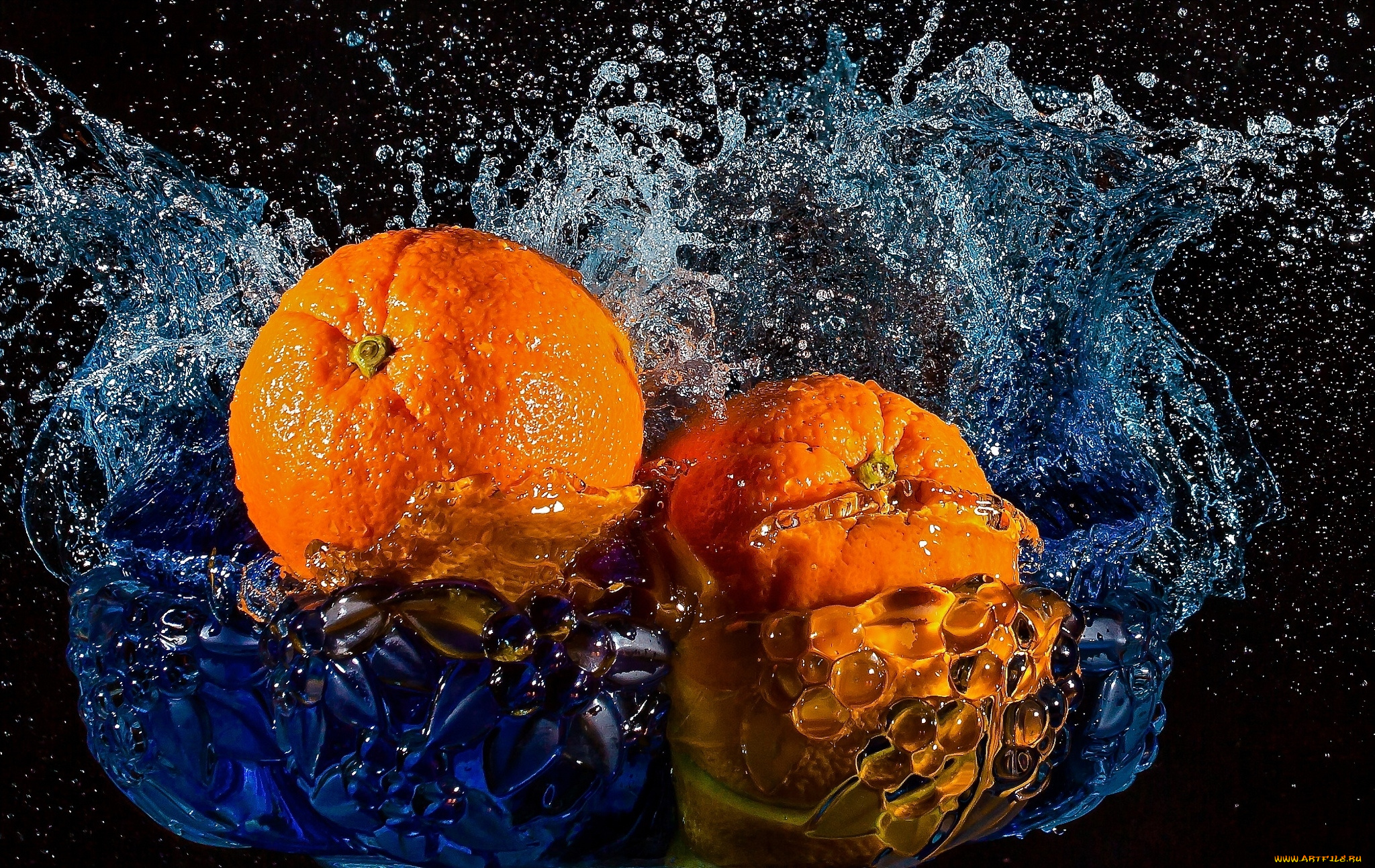 Девушки с апельсином под каплями воды без смс