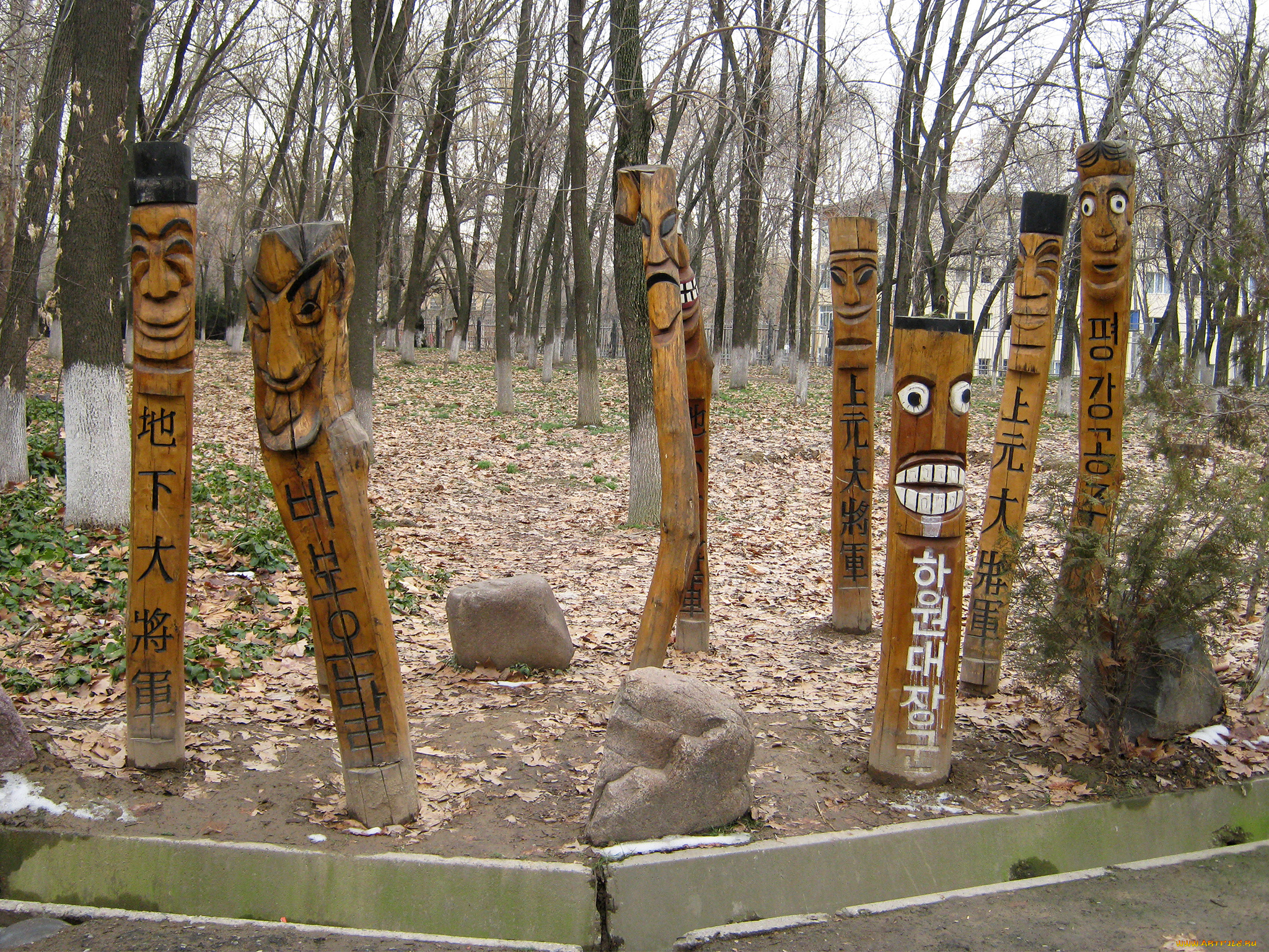 Без идол. Парк Днепропетровск идолы. Битцевский парк идолы. Языческие идолы. Деревянный идол.