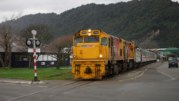 обоя kiwirail locomotive dft 7132 and tranzalpine, техника, поезда, состав, локомотив, дорога, рельсы, железная