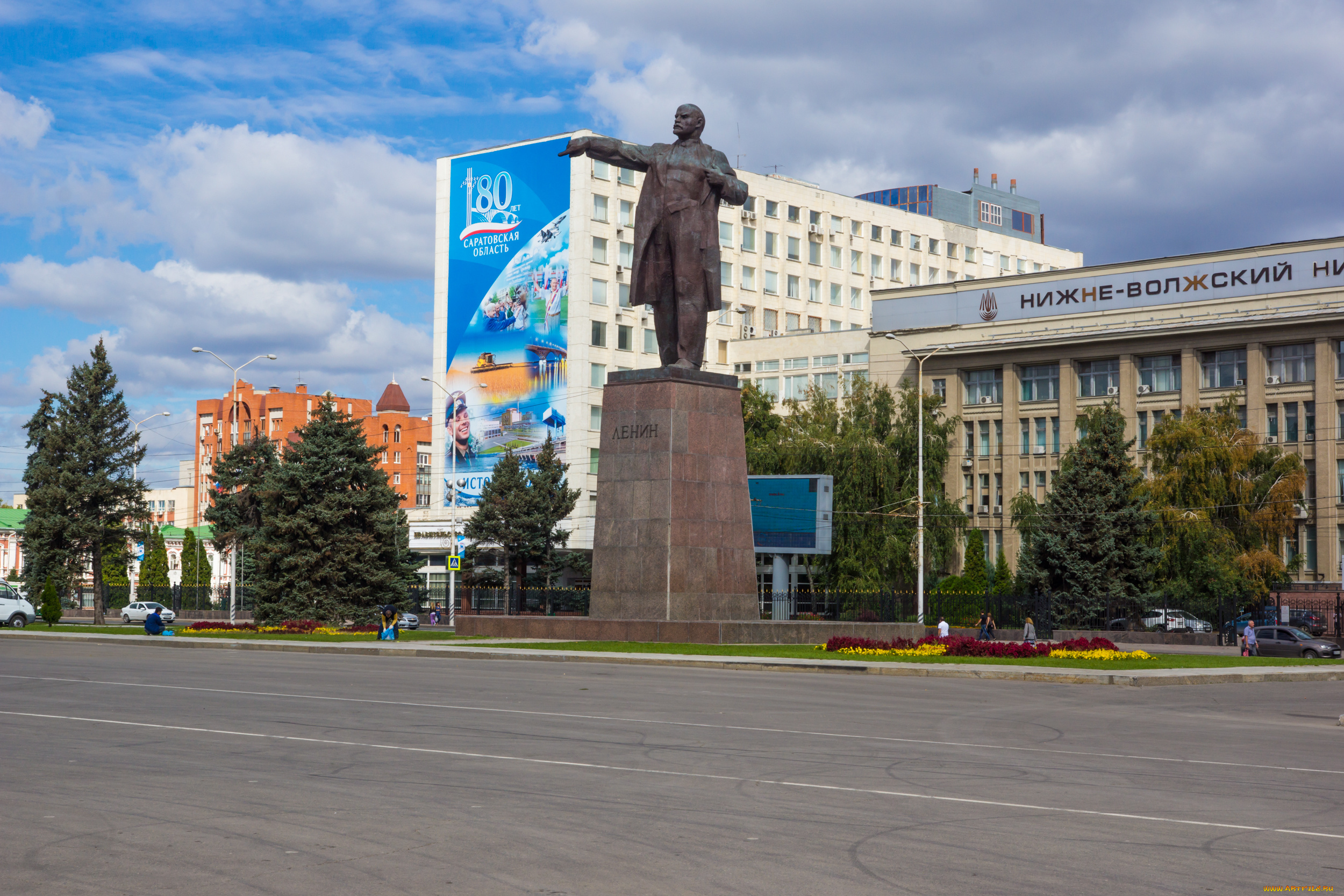 Площадь саратова. Ленин Театральная площадь Саратов. Памятник Ленину в Саратове на театральной площади. Памятник Ленину город Саратов Театральная площадь. Ленин памятник театралка Саратов.