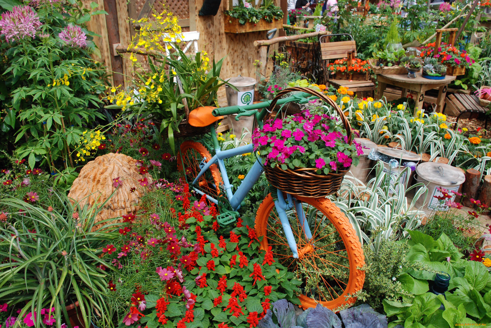Интересная сады. Декор для сада и огорода. Цветы в огороде. Клумбы для сада и огорода. Украшение велосипеда в огород.