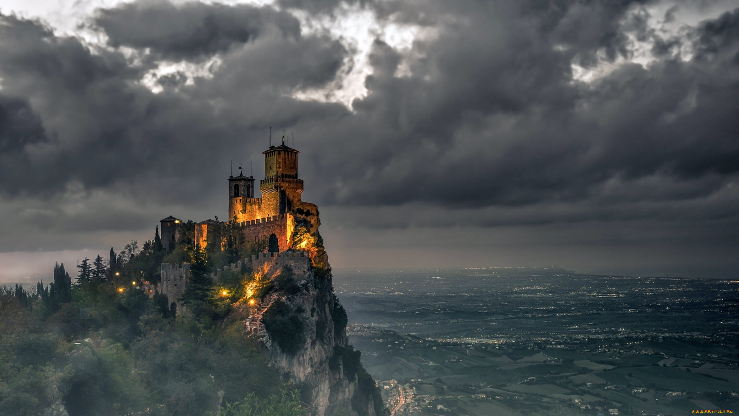 Castle mountains. Башня Гуаита Сан-Марино. Замок Гуаита, Сан-Марино. Касл Хаус Ирландия замок на скале. Развалины замка Клифф, Германия.