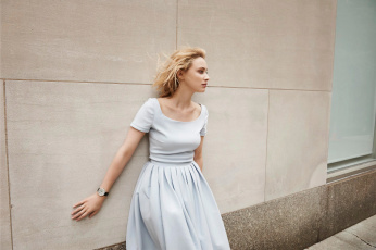 Картинка девушки sarah+gadon блондинка актриса сара гэдон ветер часы платье стена