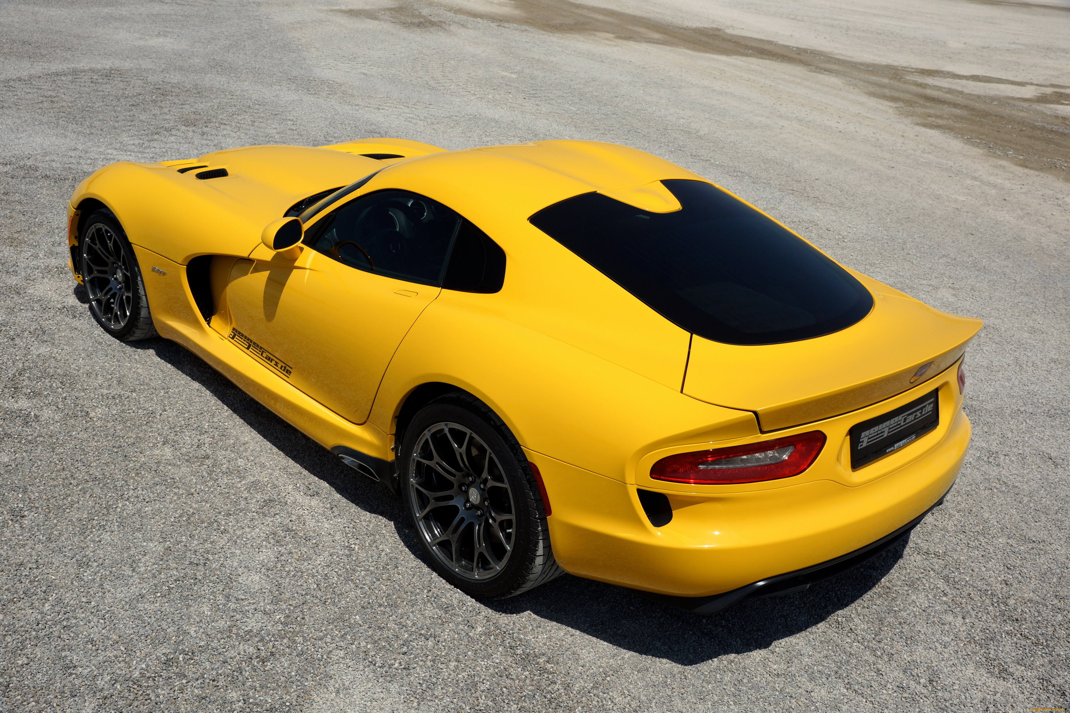 желтый спортивный автомобиль Dodge Viper SRT yellow sports car без смс
