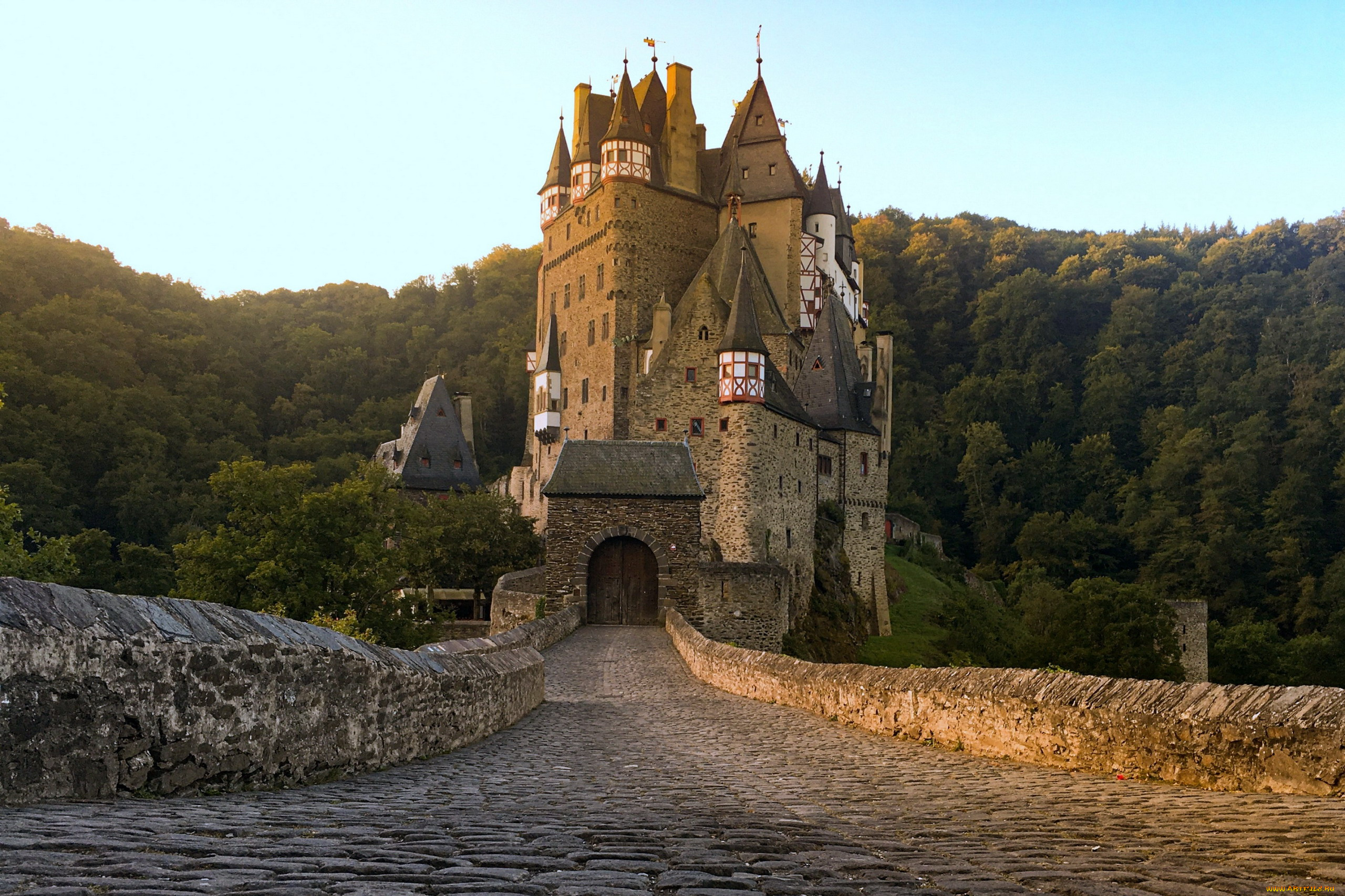 Castle road. Замок Эльц Германия. Замок Эльц Эстетика. Burg Eltz Германия Хогвартс. Замок Эльц HD.