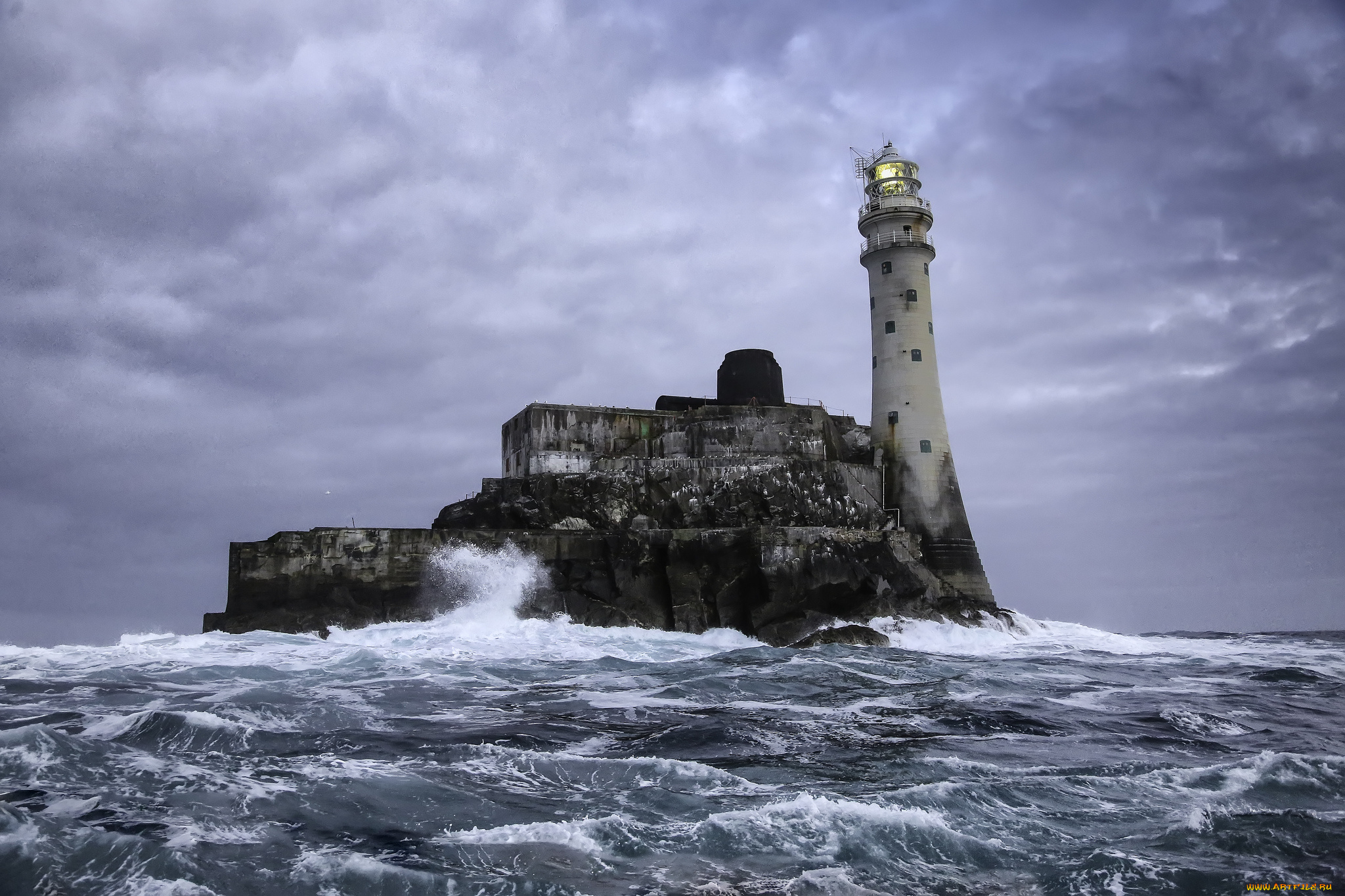 Маяк в океане. ФАСТНЕТ рок, Ирландия. Маяк ФАСТНЕТ рок (Fastnet Rock), Ирландия. Скалы океан Маяк шторм. Ирландия Маяк на острове.