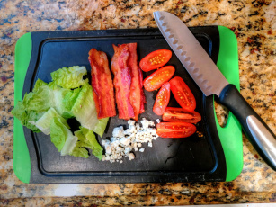 Картинка еда разное нож помидоры салат бекон поднос