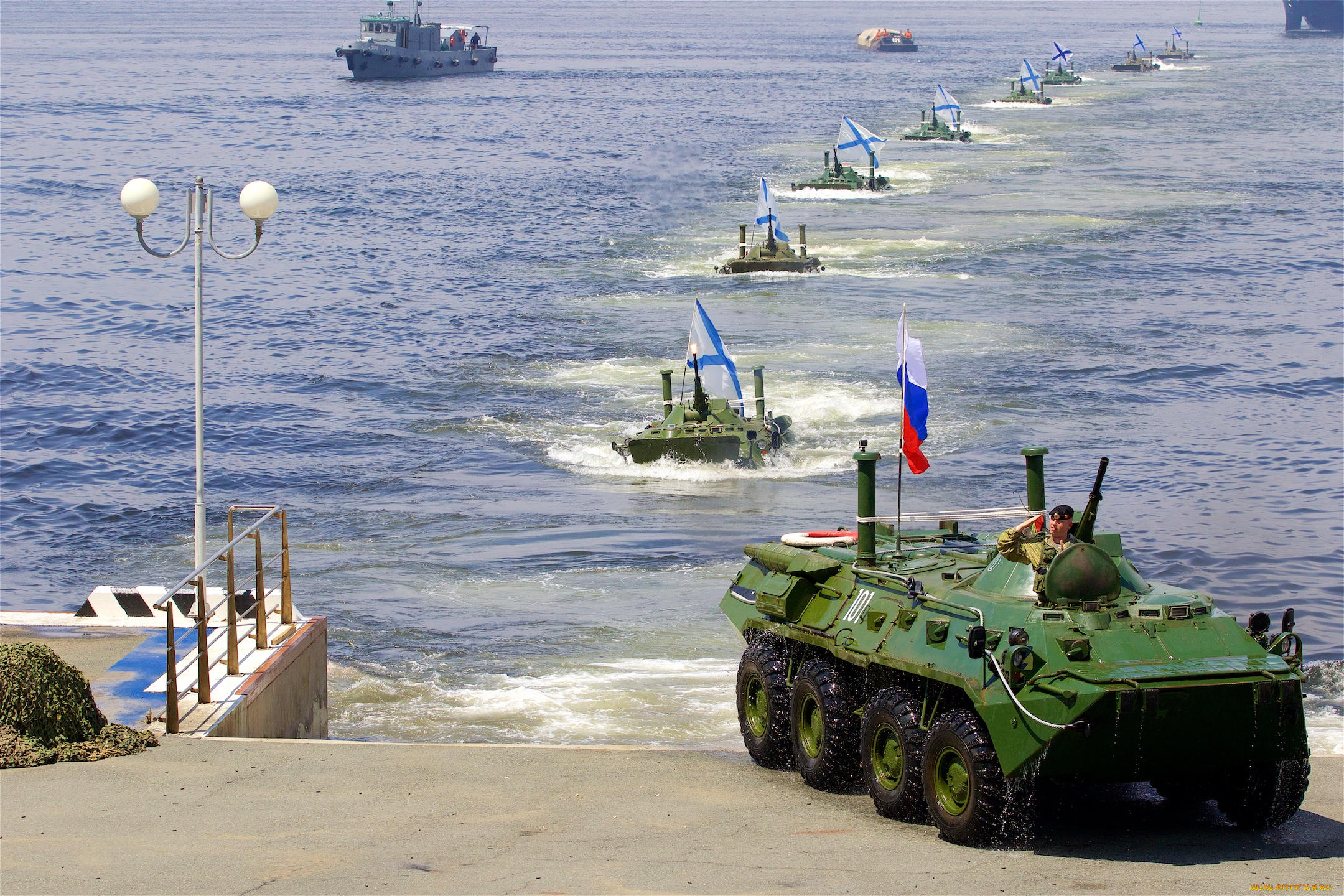 День техника. БТР ВМФ. БТР В море. Бронетранспортер ВМФ. Флаг 