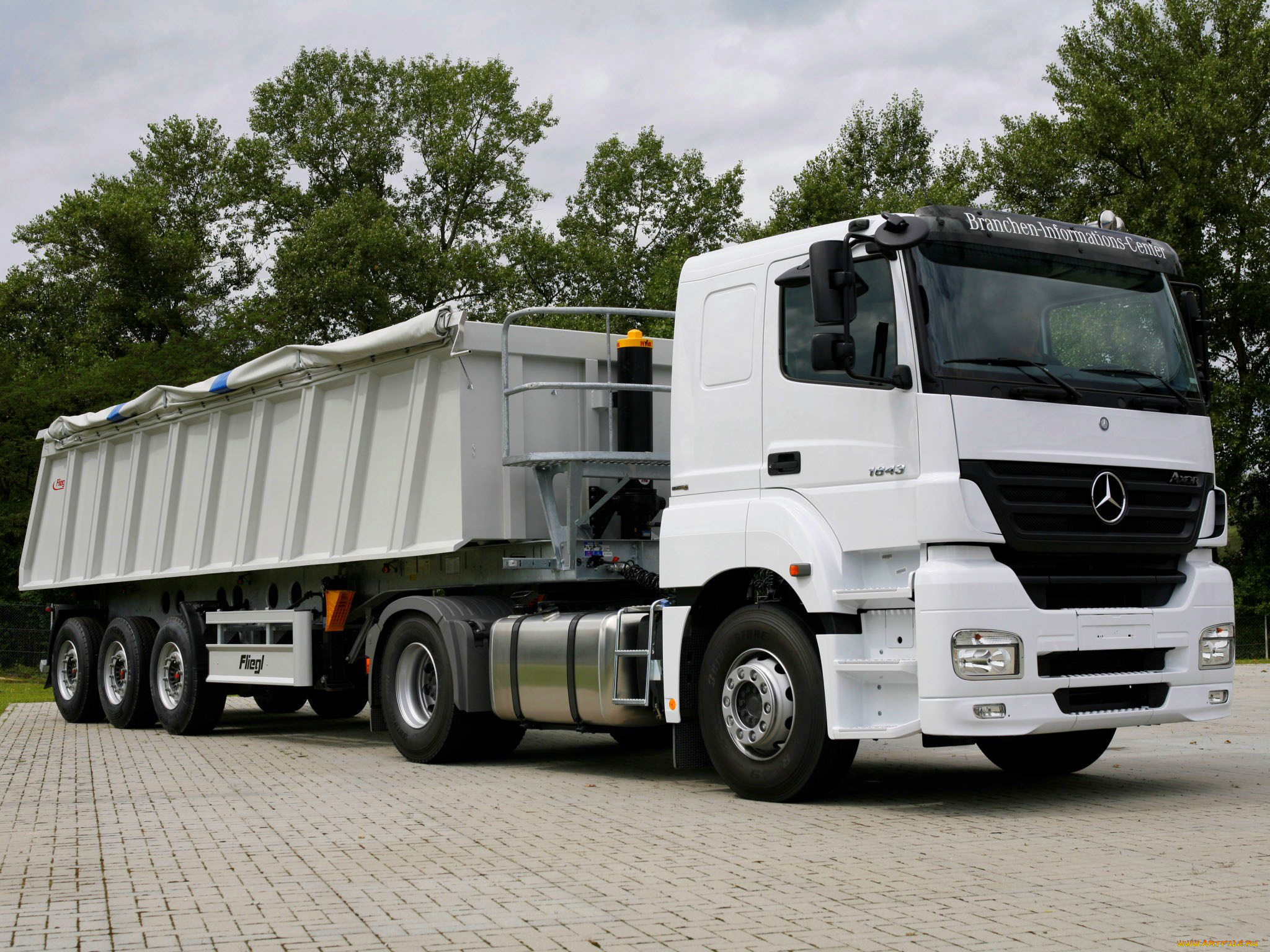 Машина 25 тонн. Mercedes-Benz Axor. Мерседес Аксор самосвал. Мерседес Бенц Аксор 1843. Грузовик Мерседес Бенц Аксор.