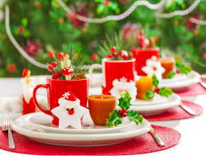 Картинка праздничные угощения кружки тарелки свечи украшения